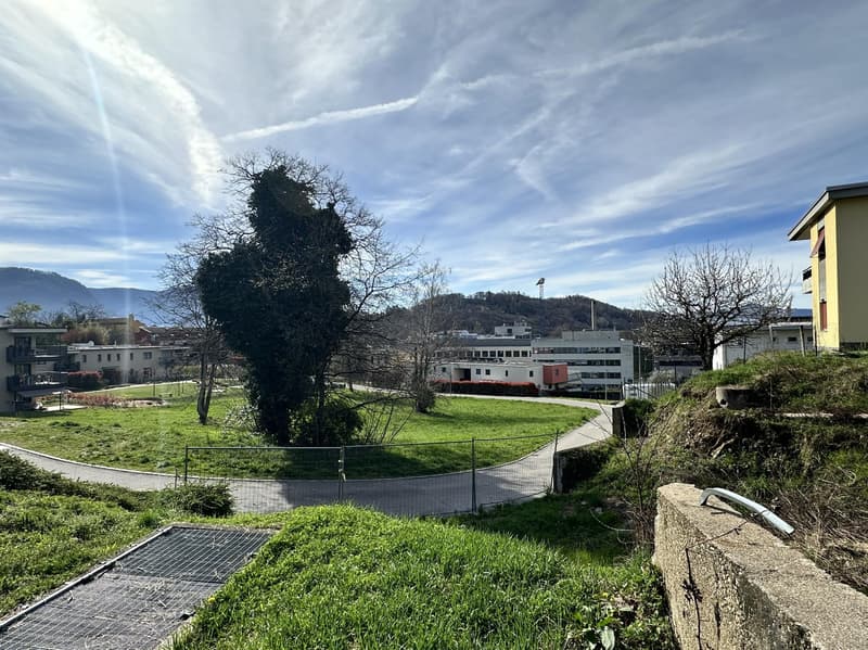 Bauplatz mit Genehmigung für eine Luxusvilla in Comano (1)