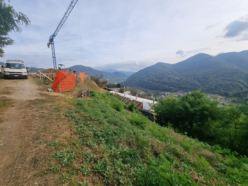 Baugrundstück von 2567 m² mit freier Aussicht in Monteggio (1)