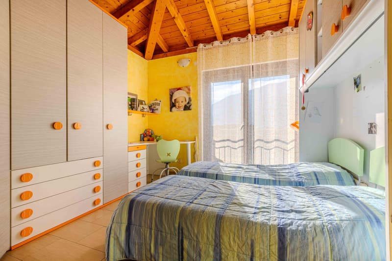 MAISON LUMINEUSE ET ACCUEILLANTE 5.5 PIÈCES AVEC GRAND JARDIN À MELANO (8)