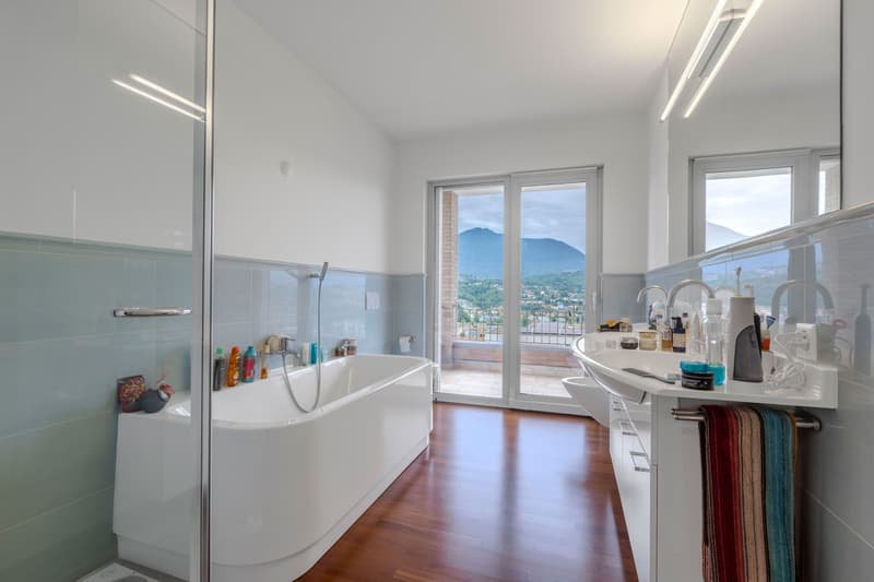 Villa moderne et grande 5.5 comme neuve avec piscine à Manno (10)