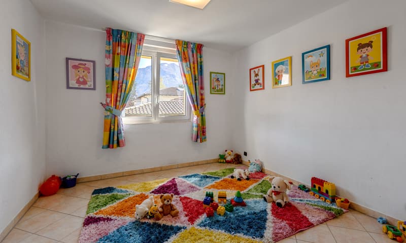 VASTE APPARTEMENT 4.5 PIÈCES AVEC JARDIN DANS UNE MAISON BIFAMILIALE À SEMENTINA (6)