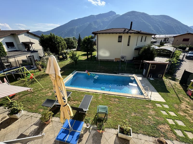 Propriété avec 2 maisons jumelles, piscine et terrain à Melano (9)