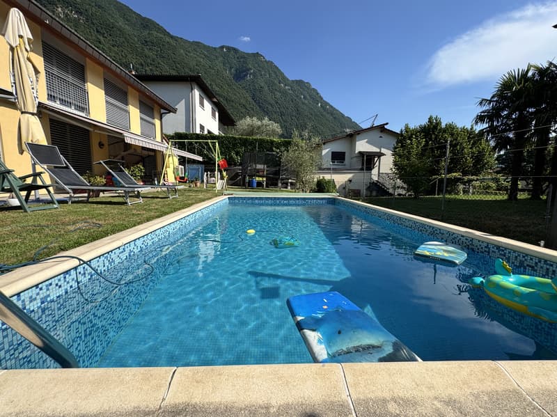 Propriété avec 2 maisons jumelles, piscine et terrain à Melano (4)