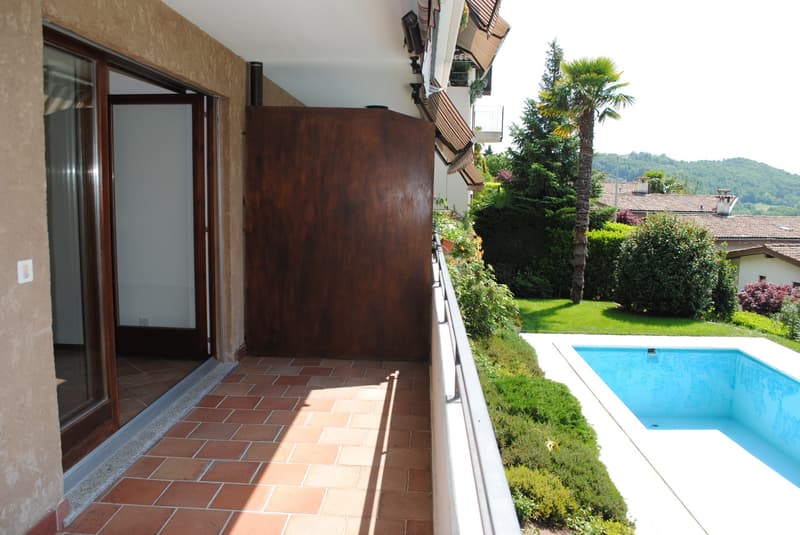 Appartement 2.5 pièces confortable avec terrasse dans une résidence avec piscine à Comano (1)