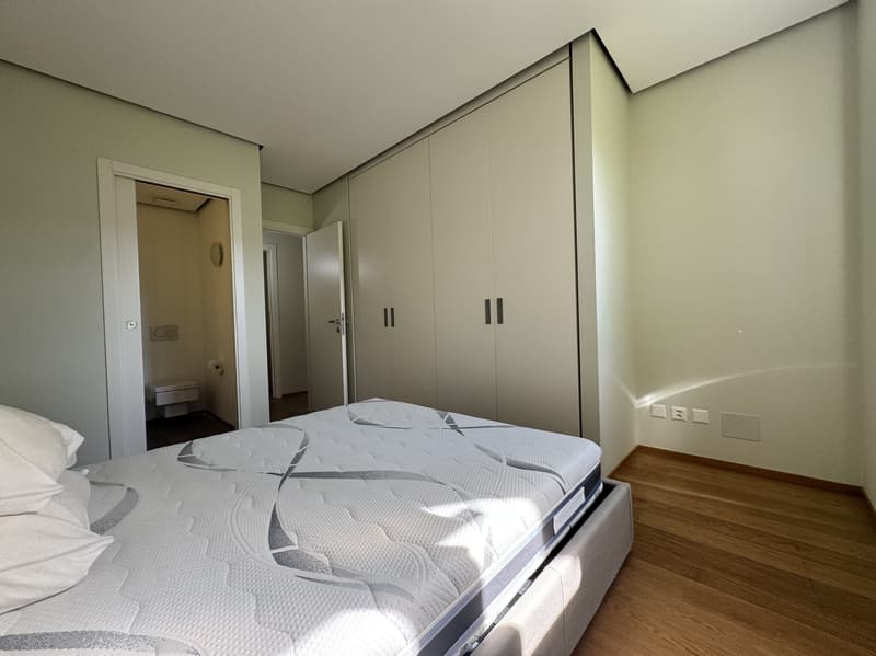 Zu vermieten 2.5-Zimmer-Wohnung mit Garten, Pool und Seeblick in Bissone (4)