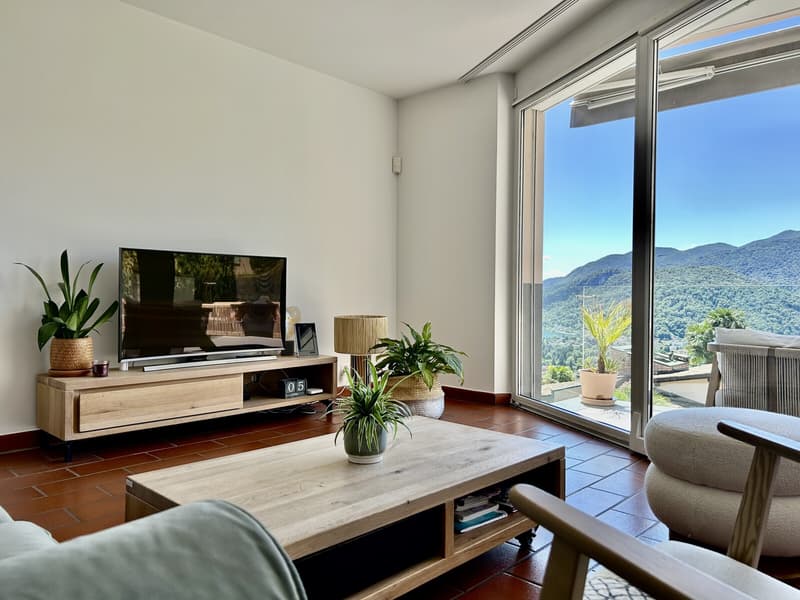 Spacious 6-room villa in row with lake view in Neggio (2)