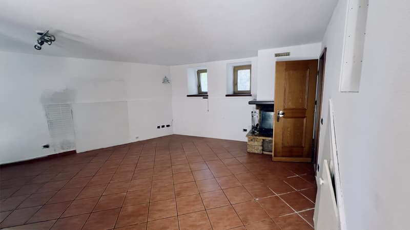 MAISON DE NOYAU AVEC 4,5 PIÈCES À RÉNOVER À SESSA - TRESA (2)