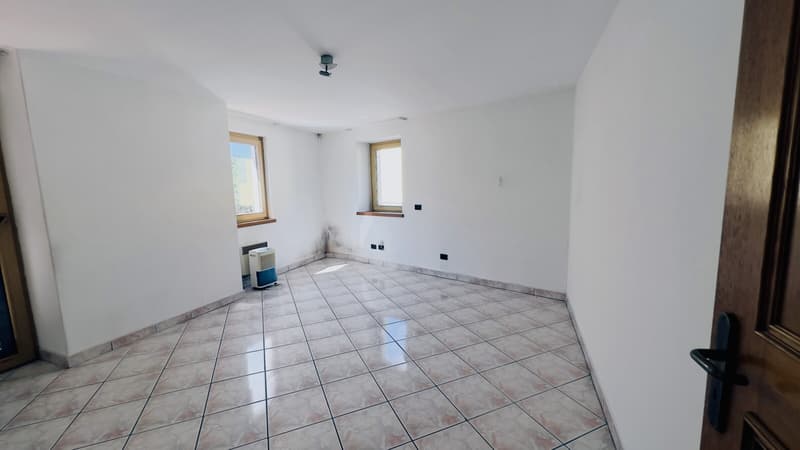 MAISON DE NOYAU AVEC 4,5 PIÈCES À RÉNOVER À SESSA - TRESA (3)