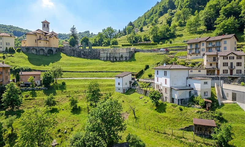 Deal - House on large plot in panoramic area in Arogno (2)