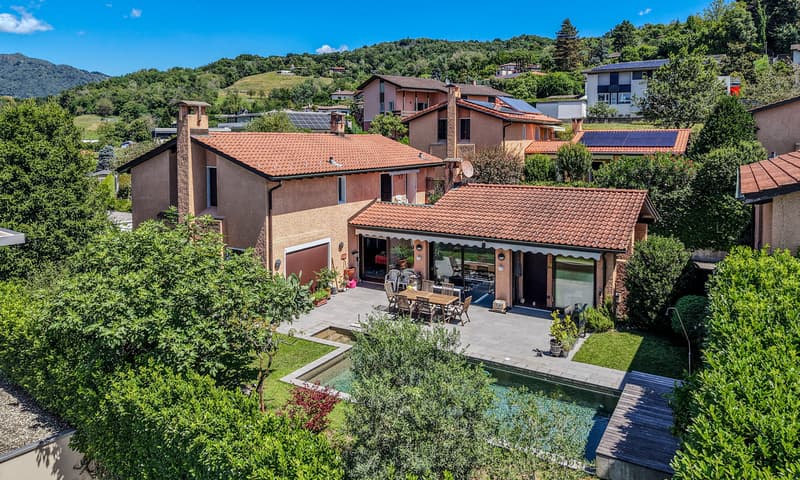 Spacious and exclusive 6.5-room villa with pool in Comano (3)