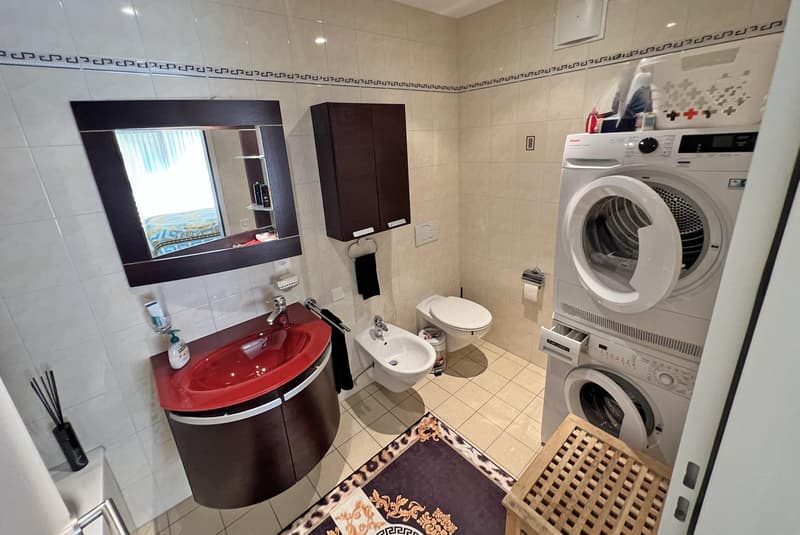 Moderne und geräumige 3.5-Zimmer-Wohnung mit Terrasse im Grünen in Cadro (5)