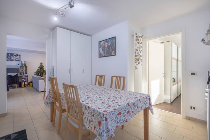 Geräumiges und charmantes 2.5-Zimmer-Wohnung mit Garten in Davesco-Soragno (4)