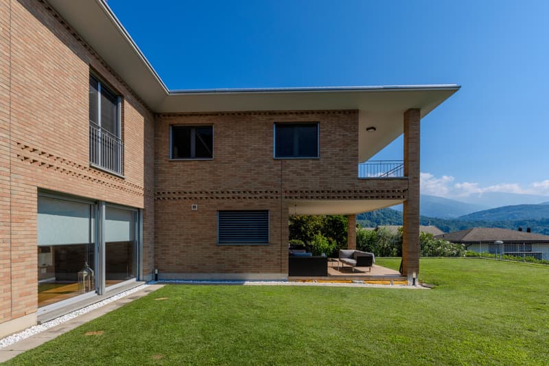 Villa moderne et grande 5.5 comme neuve avec piscine à Manno (4)
