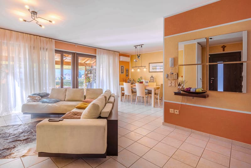 MAISON LUMINEUSE ET ACCUEILLANTE 5.5 PIÈCES AVEC GRAND JARDIN À MELANO (3)