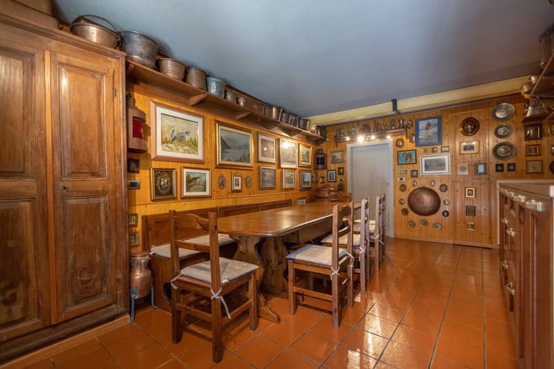 CHARAKTERISTISCHES UND GERÄUMIGES DREIFAMILIENHAUS IN CAMPIONE (9)