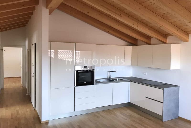 Schönes 3.5-Zimmer-Apartment im letzten Stock in Rancate (2)