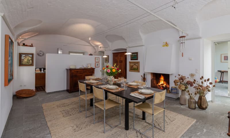 Elegant Ticinese House with 6.5 Rooms, Garden and Pool in Curio (3)