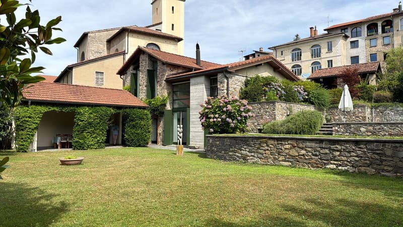 Elegant Ticinese House with 6.5 Rooms, Garden and Pool in Curio (1)