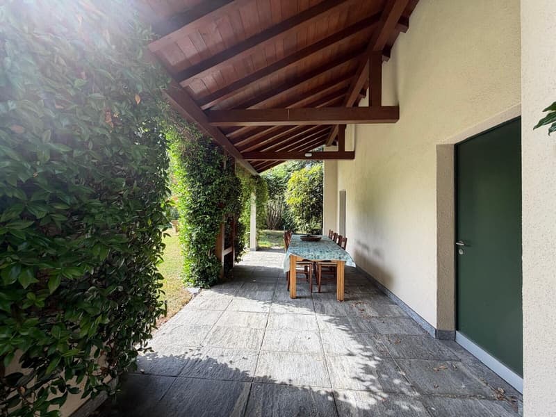 Elegant Ticinese House with 6.5 Rooms, Garden and Pool in Curio (4)