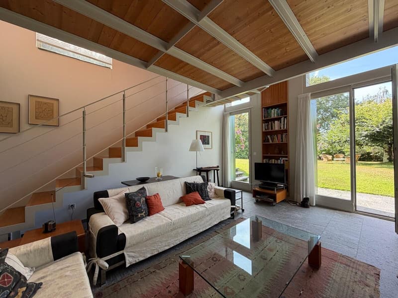 Elegant Ticinese House with 6.5 Rooms, Garden and Pool in Curio (2)