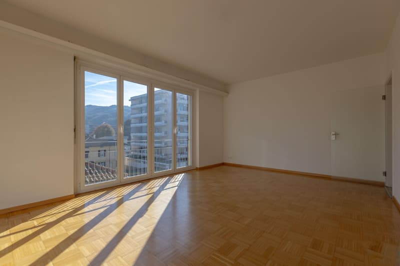 SPAZIOSO 3.5 LOCALI PIANO ALTO CON VISTA APERTA A CHIASSO (2)