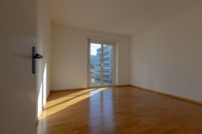 SPAZIOSO 3.5 LOCALI PIANO ALTO CON VISTA APERTA A CHIASSO (8)