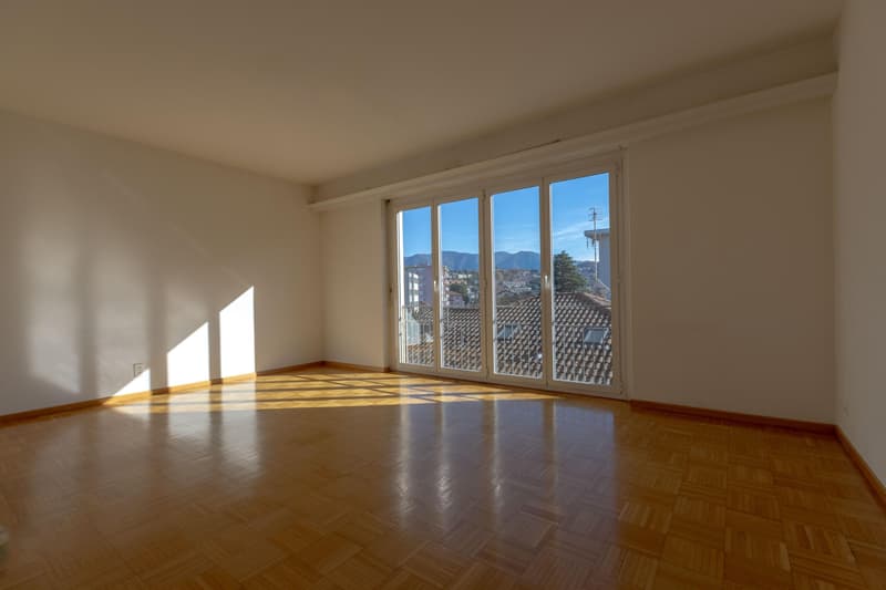 SPAZIOSO 3.5 LOCALI PIANO ALTO CON VISTA APERTA A CHIASSO (1)