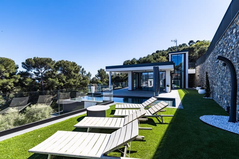 VILLA DI LUSSO CON PISCINA INFINITY VISTA MARE IN LIGURIA (8)
