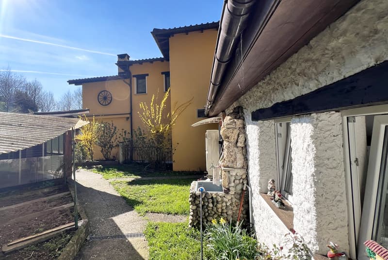 AFFITTASI GRAZIOSA CASA DI 4.5 LOCALI CON PATIO A CADRO (5)