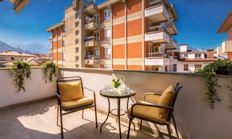 PRATICO E AMPIO 2.5 LOCALI CON BALCONE E POSTO AUTO A LUGANO (2)