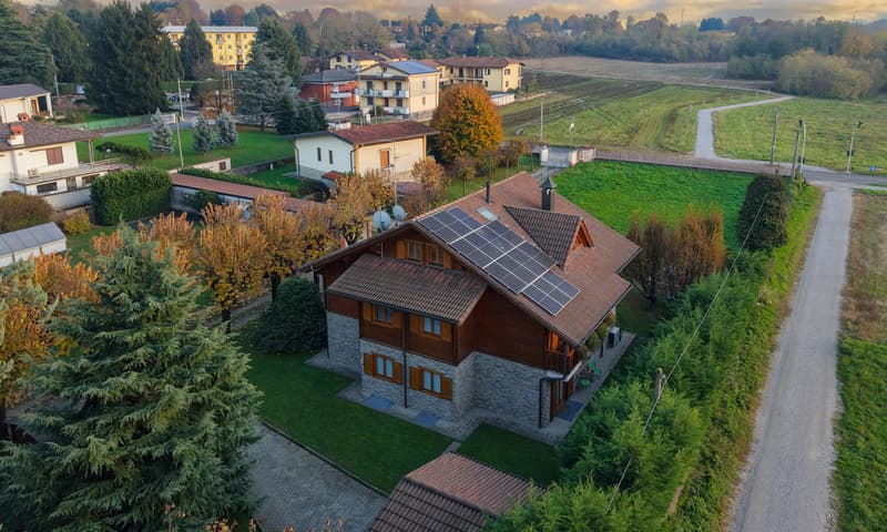 SPLENDIDA VILLA BIFAMILIARE 11 LOCALI IN PROVINCIA DI COMO (9)