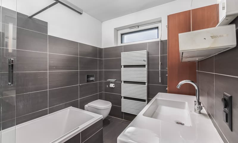 STUPENDA E SPAZIOSA VILLA 6.5 NEL VERDE A PONTE CAPRIASCA (8)