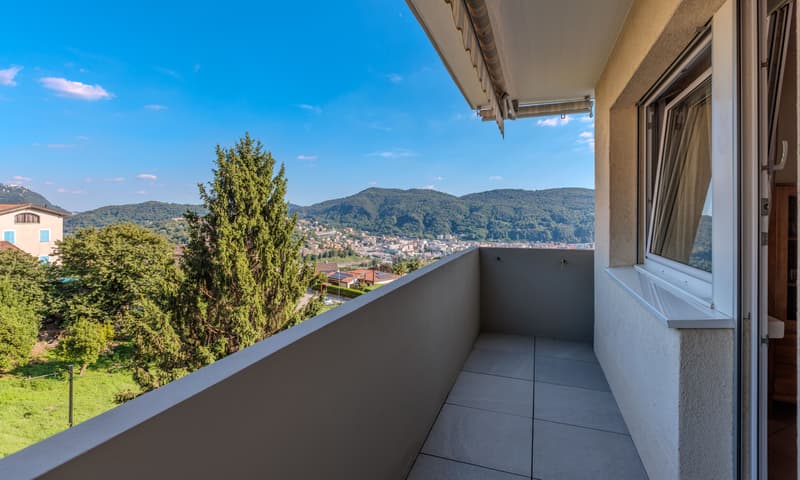 BELLISSIMO E AMPIO 4.5 CON VISTA APERTA A MORBIO INFERIORE (2)