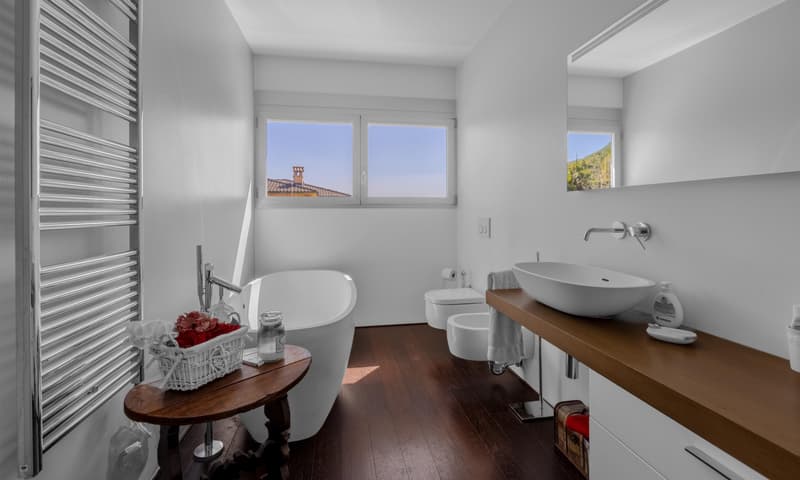 ESCLUSIVA VILLA 6.5 LOCALI CON PISCINA E GIARDINO A CADRO (8)