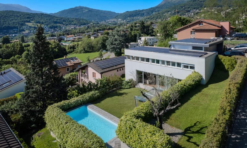 ESCLUSIVA VILLA 6.5 LOCALI CON PISCINA E GIARDINO A CADRO (1)