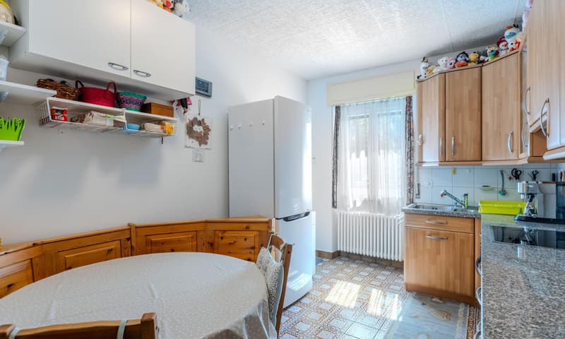 AFFASCINANTE CASA DI 4.5 LOCALI CON GIARDINO A CADENAZZO (4)