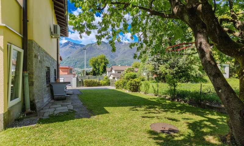 AFFASCINANTE CASA DI 4.5 LOCALI CON GIARDINO A CADENAZZO (2)