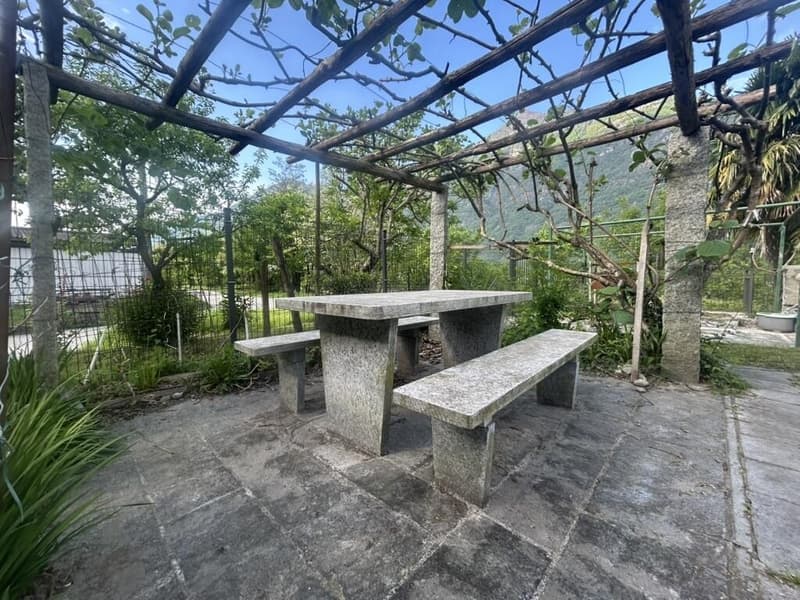 SPAZIOSA CASA DI 6 LOCALI CON AMPIO GIARDINO A CRESCIANO (2)