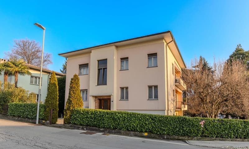 SPAZIOSA VILLA DI 10 LOCALI CON GIARDINO A MORBIO INFERIORE (11)
