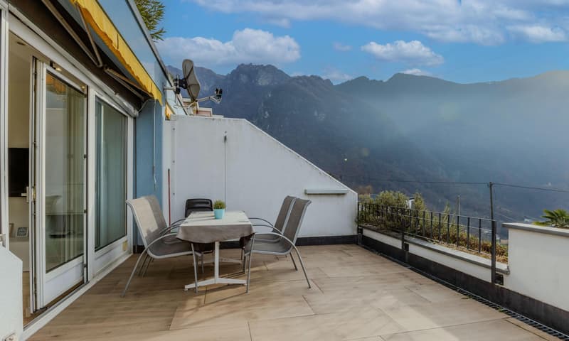 BELLISSIMO E AMPIO 2.5 VISTA LAGO CON TERRAZZA A ROVIO (1)