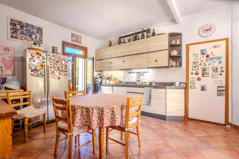 GRANDE E LUMINOSA CASA DI 13 LOCALI A NOVAZZANO (2)