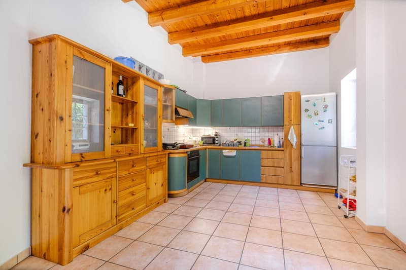 GRANDE E LUMINOSA CASA DI 13 LOCALI A NOVAZZANO (6)