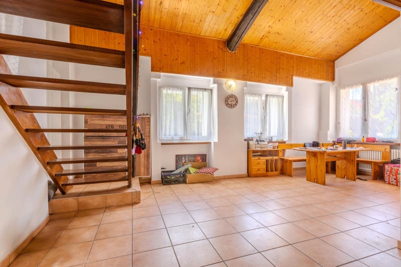 GRANDE E LUMINOSA CASA DI 13 LOCALI A NOVAZZANO (5)