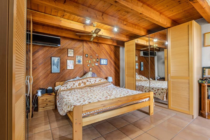 GRANDE E LUMINOSA CASA DI 13 LOCALI A NOVAZZANO (8)