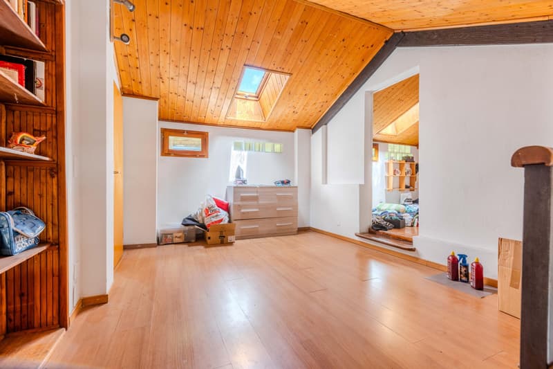 GRANDE E LUMINOSA CASA DI 13 LOCALI A NOVAZZANO (7)