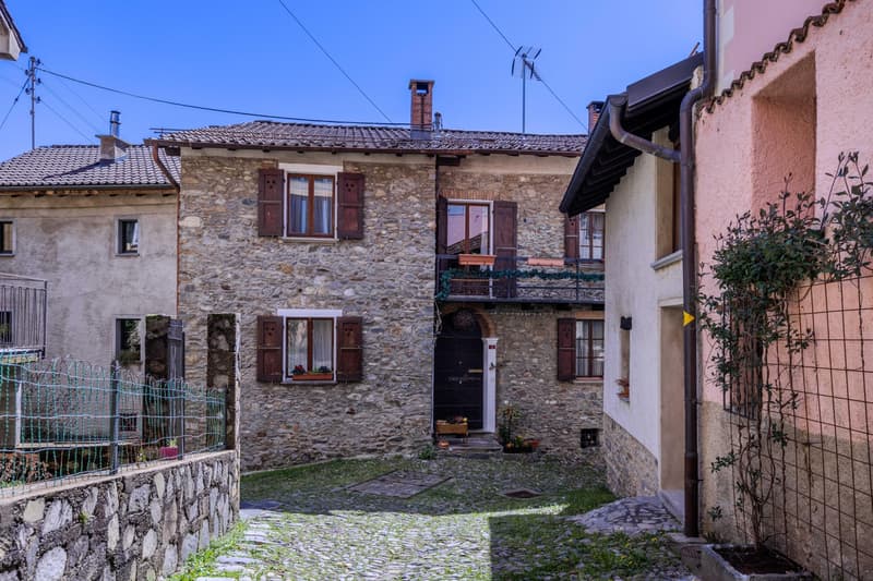 AFFARE - CARATTERISTICA CASA DI 7.5 LOCALI RINNOVATA A BRENO (1)