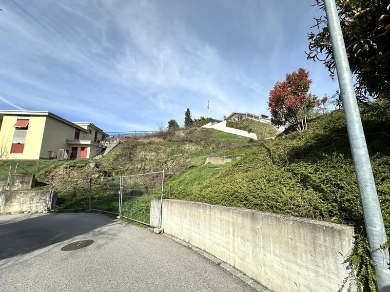 TERRENO CON LICENZA PER UNA VILLA DI PREGIO A COMANO (2)