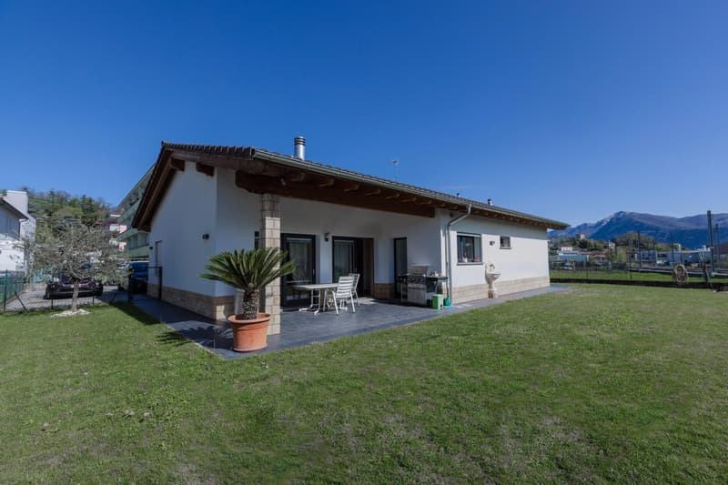 SPLENDIDA VILLA 6.5 LOCALI SU UN PIANO CON GIARDINO A STABIO (1)