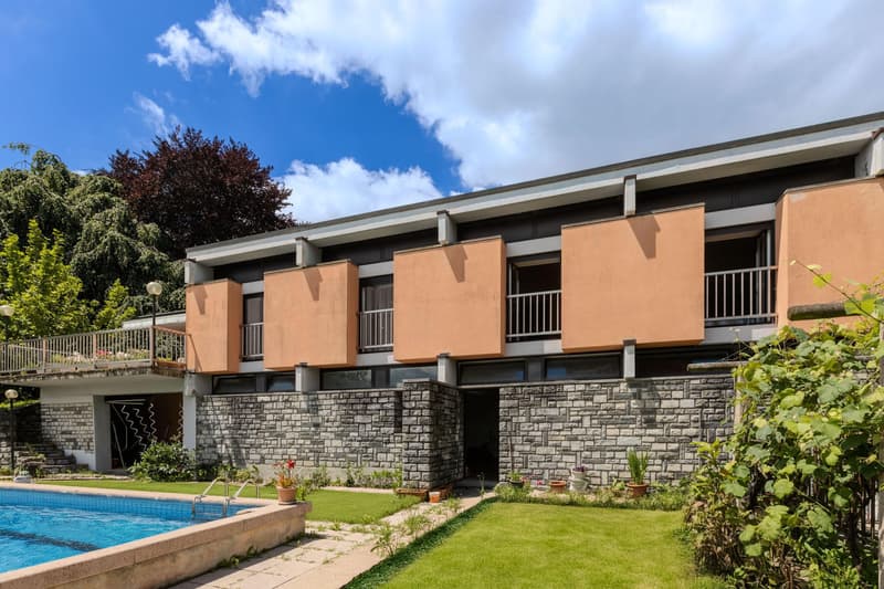 VILLA IN ZONA RISERVATA CON AMPIO GIARDINO A COLDRERIO (8)