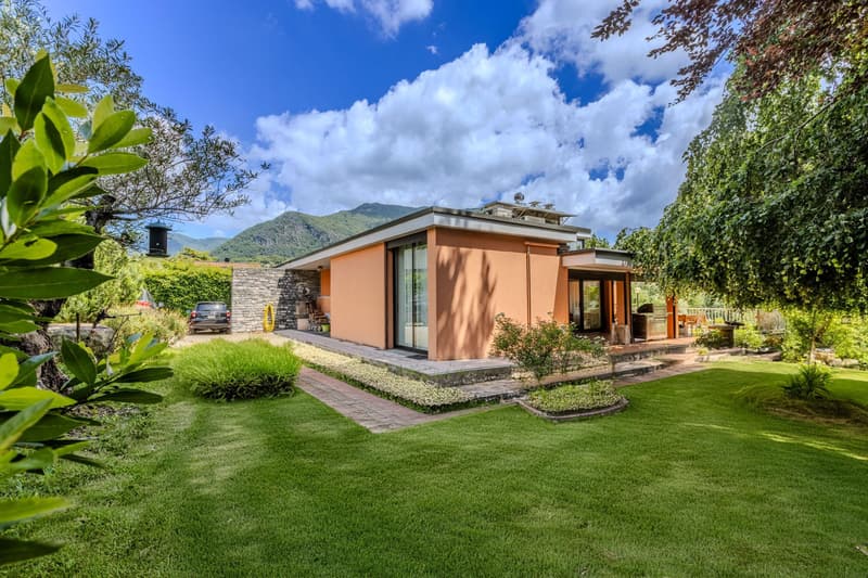 VILLA IN ZONA RISERVATA CON AMPIO GIARDINO A COLDRERIO (9)